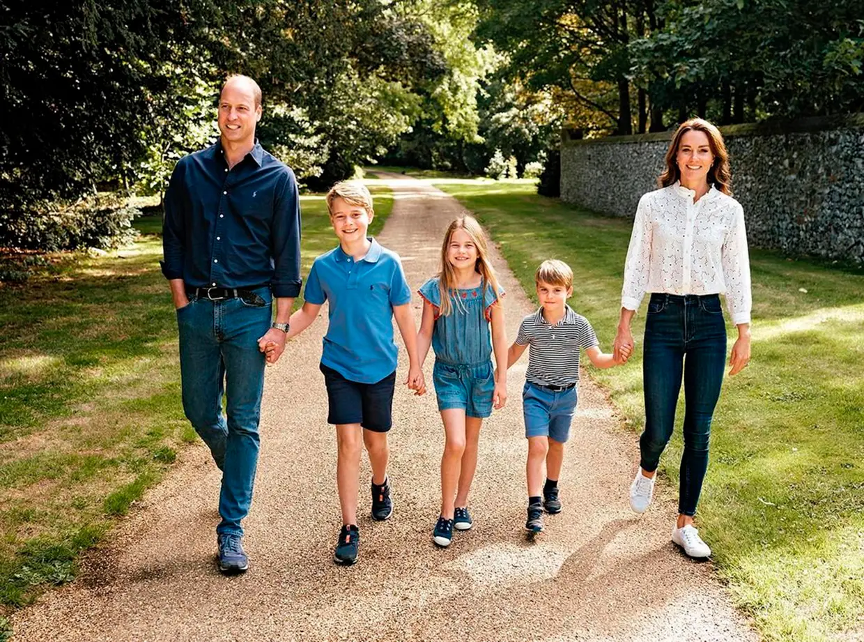 Guillermo de Inglaterra paseando con Kate Middleton y sus tres hijos por un parque.