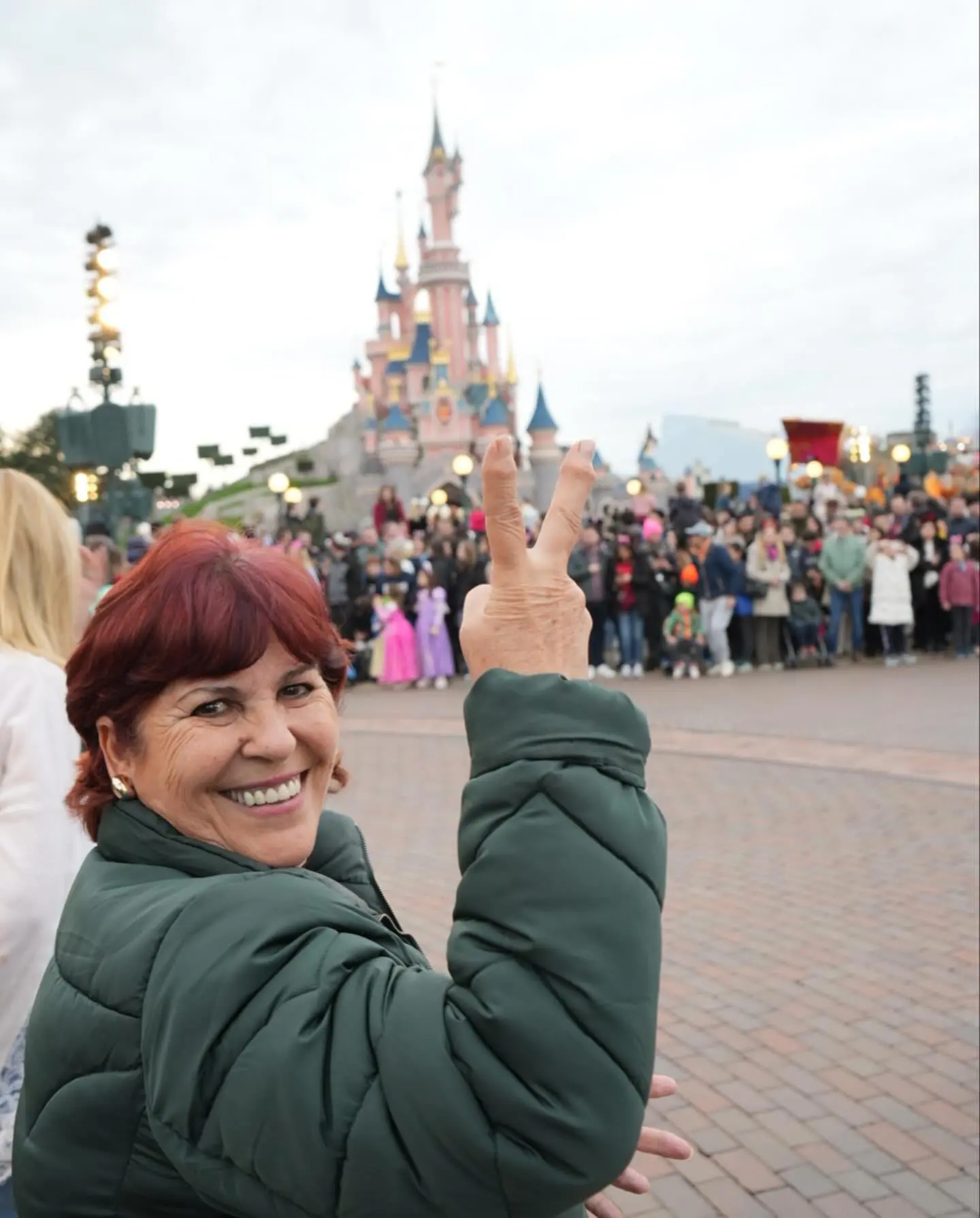 La madre de Roberto Leal y su familia en 'Disneyland'.