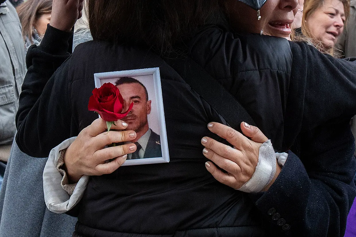 Una familiar de Miguel Ángel Gómez en su funeral en Cádiz.