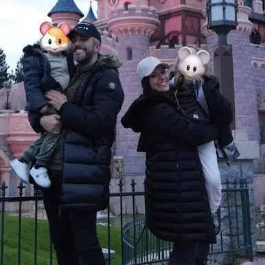 Roberto Leal, Sara Rubio y sus hijos es Disneyland Paris
