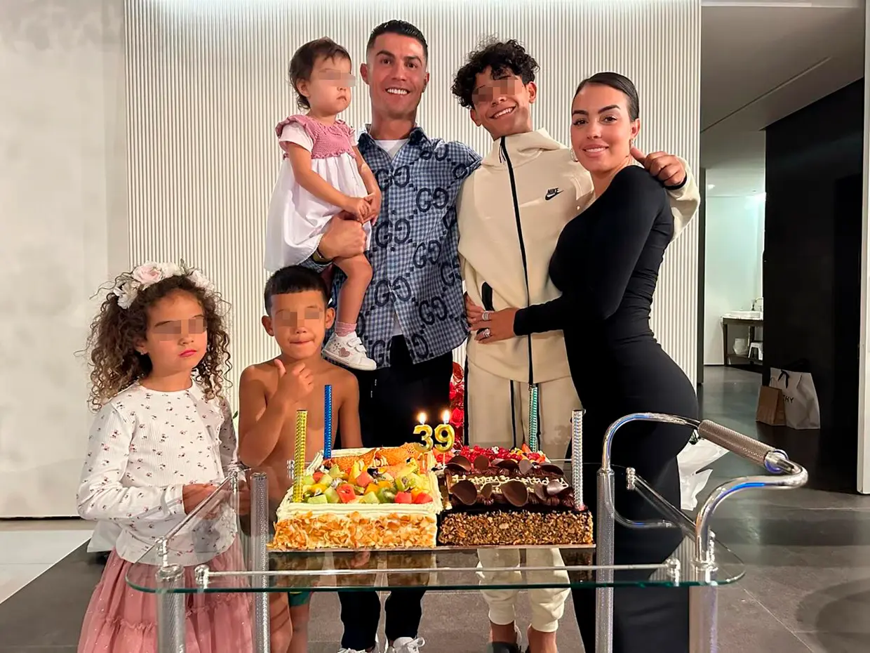 Georgina, Cristiano y sus hijos en el cumpleaños del futbolista.