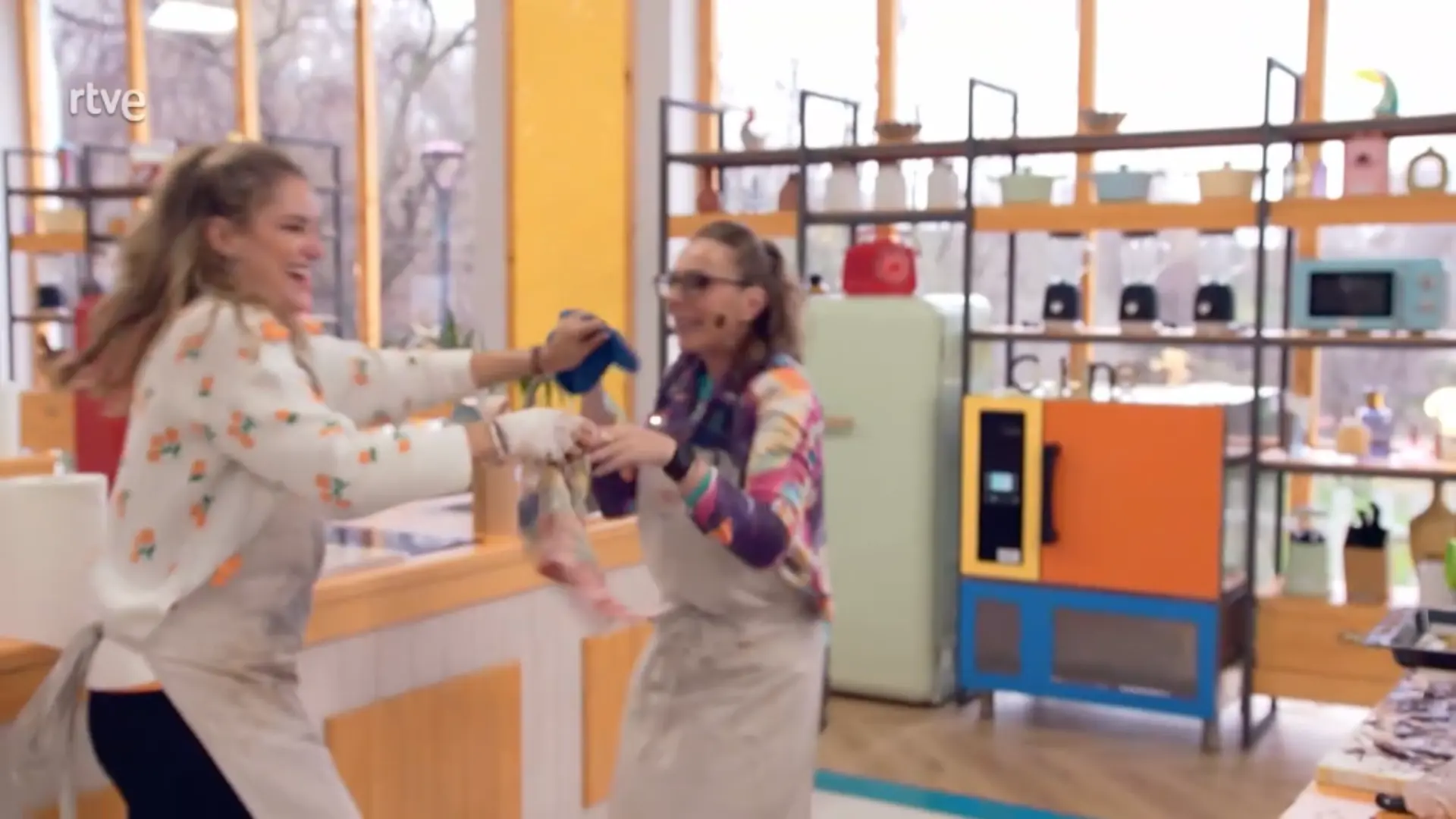 Alba Carrillo y Rocío Carrasco, jugando con el chocolate en 'Bake Off'.