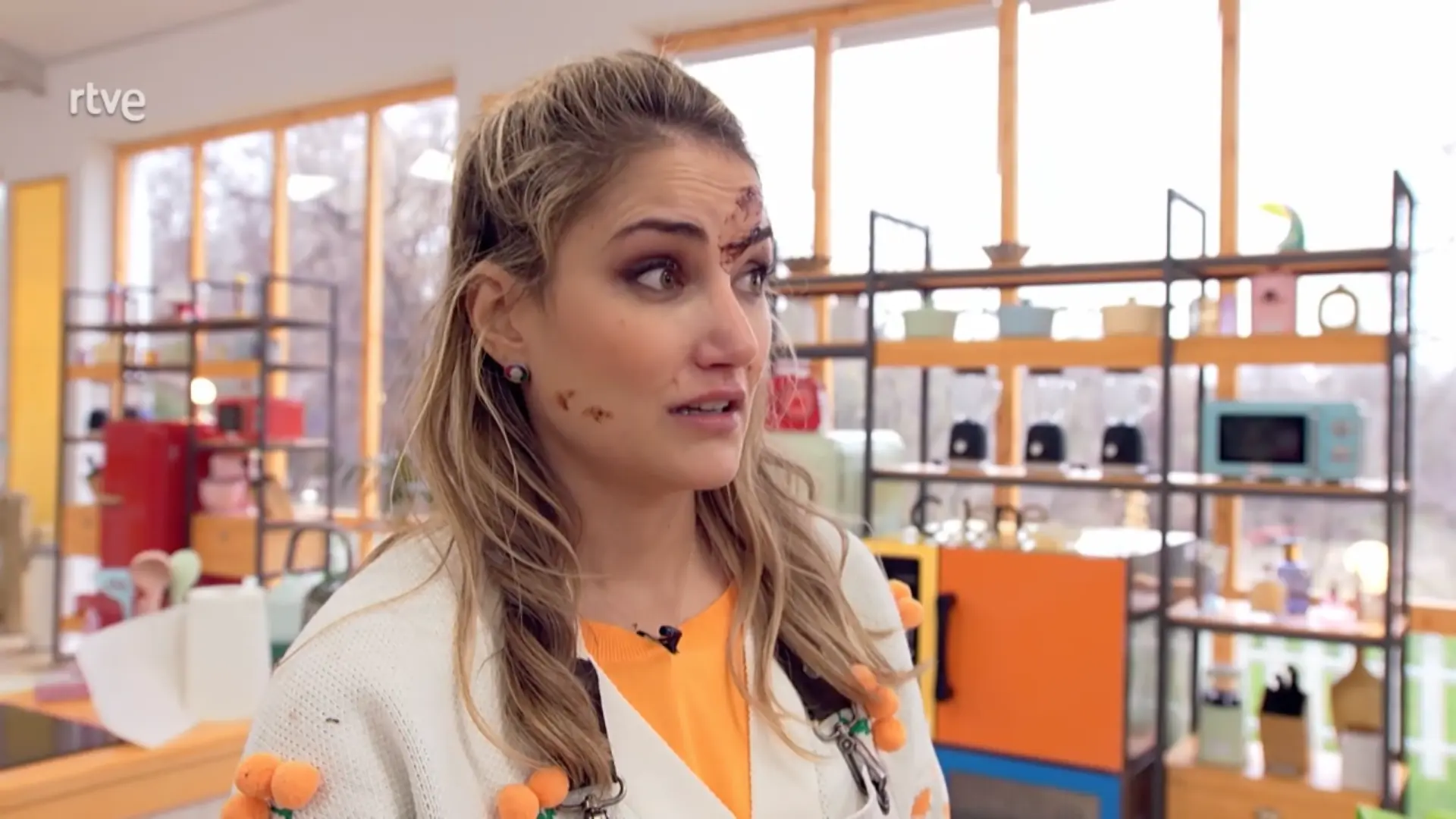 Alba Carrillo y Rocío Carrasco, jugando con el chocolate en 'Bake Off'.