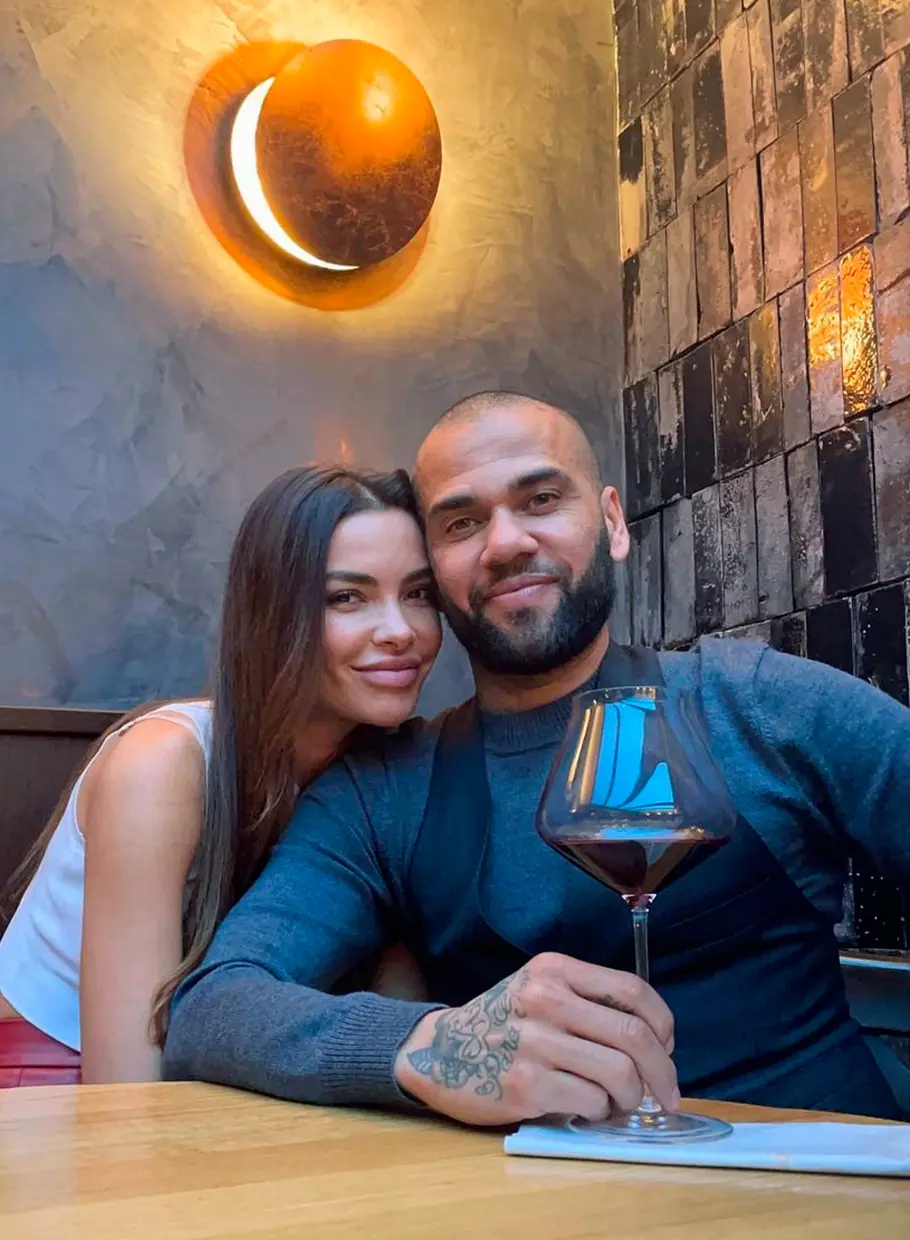 Dani Alves tomando vino con su ex.