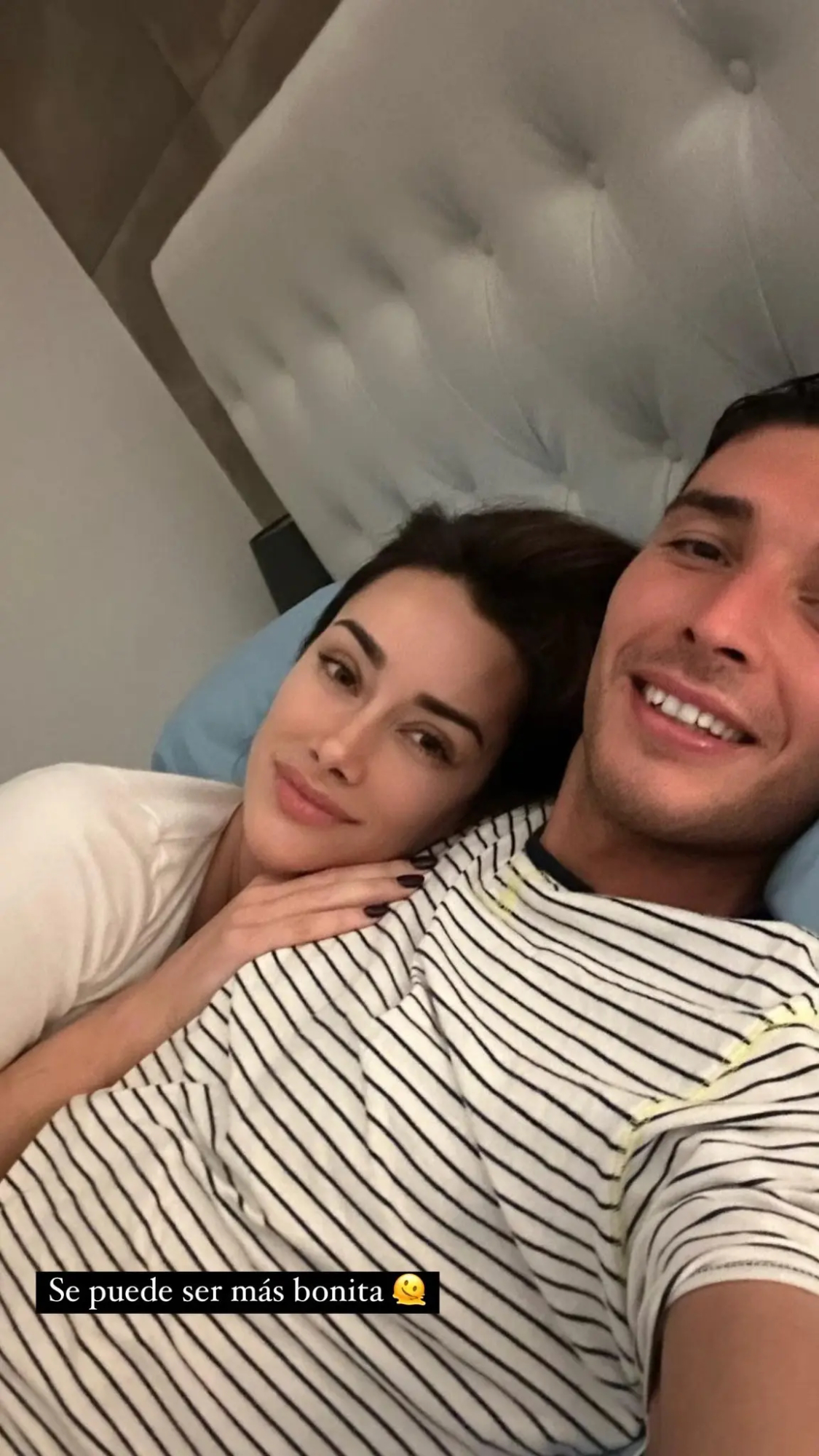 Adara Molinero y Alex Ghita desde la cama.