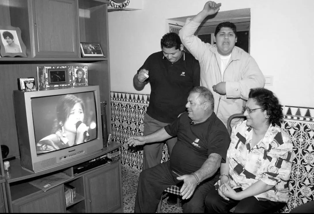 La familia de Rosa López viéndola cantar.