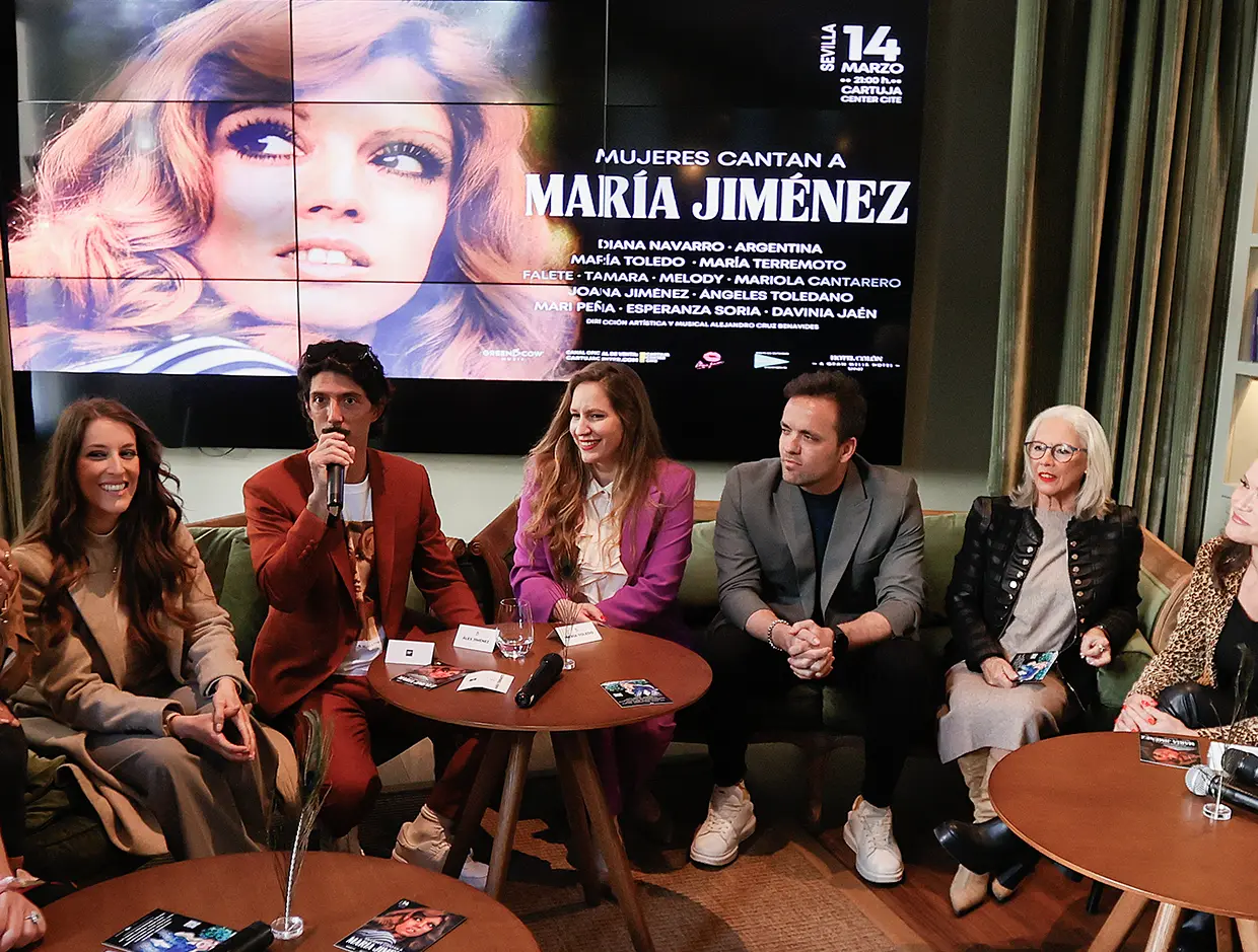 Isabel Jiménez (derecha) en un homenaje a su hermana María Jiménez en Sevilla.