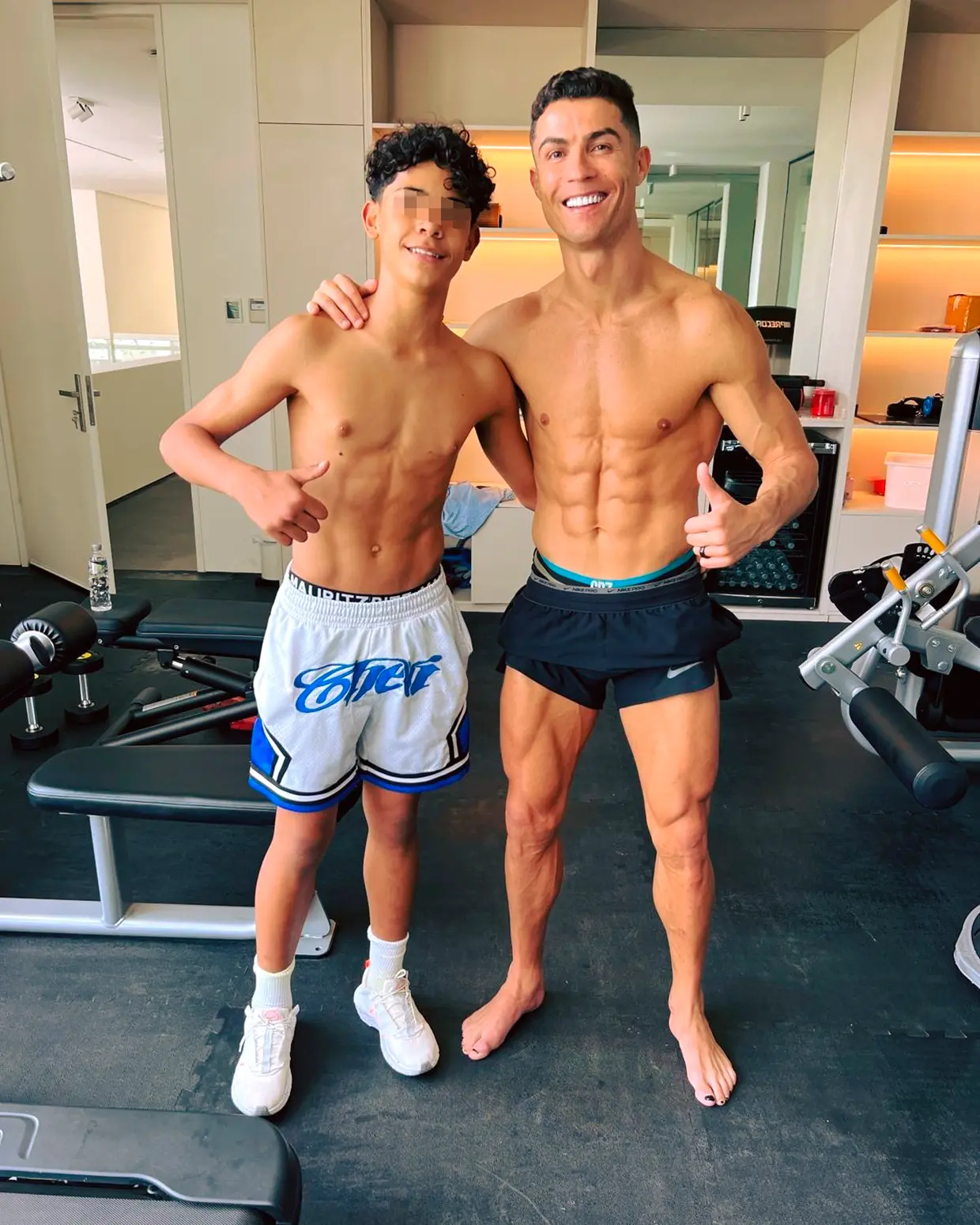 Cristiano Ronaldo junto con su hijo, Cristiano Jr, en el gimnasio.