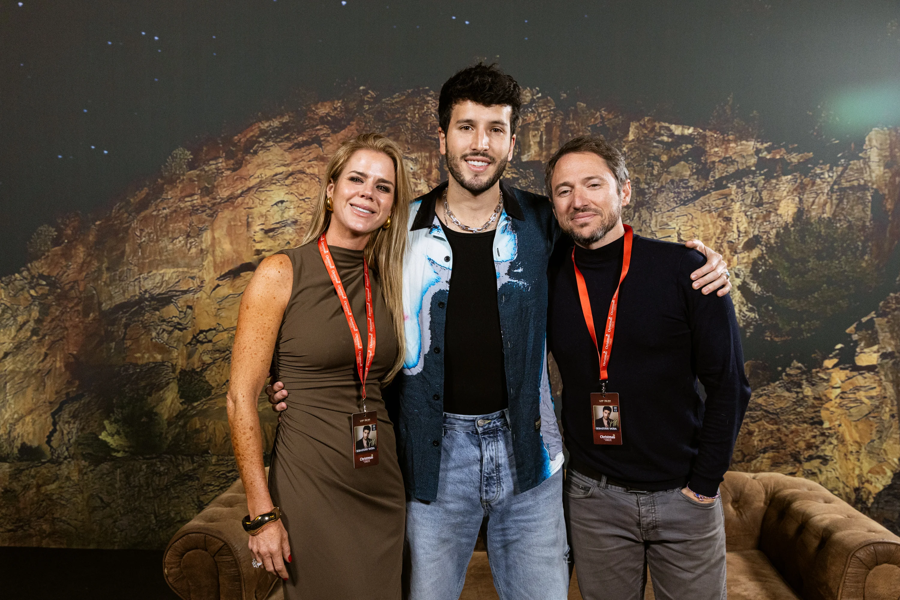 Amelia Bono, Manuel Martos y Sebastian Yatra, en la que ha sido la última aparición pública de la pareja.