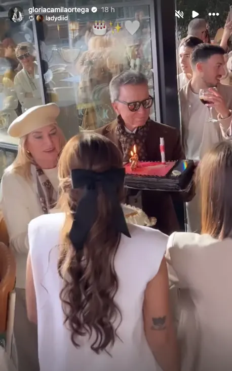 Gloria Camila y su familia durante el cumpleaños de la joven.