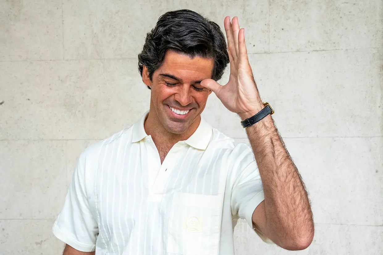 Miguel Ángel Muñoz interpretando a Julio Iglesias.