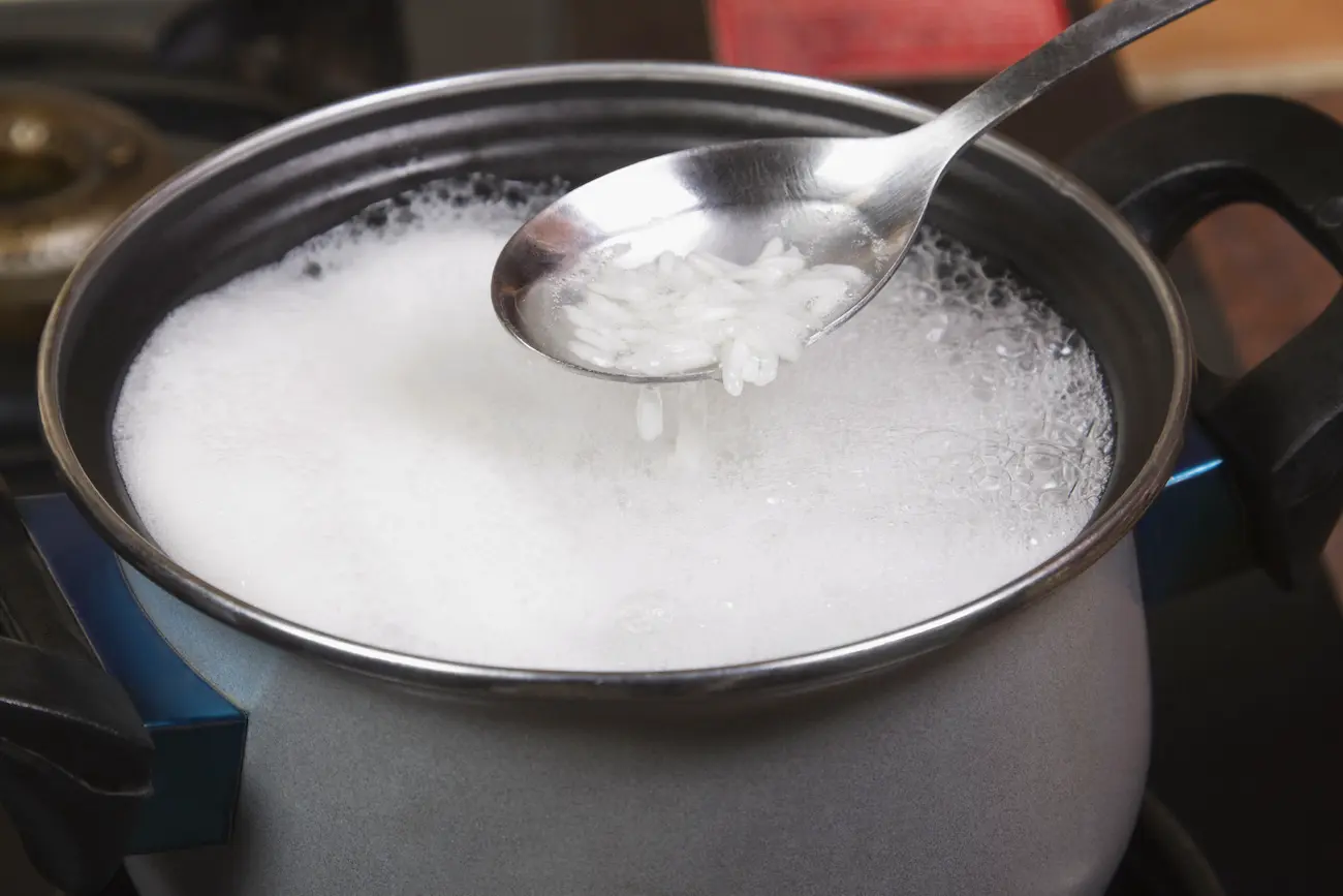 Primer plano de una espátula en un pan de arroz