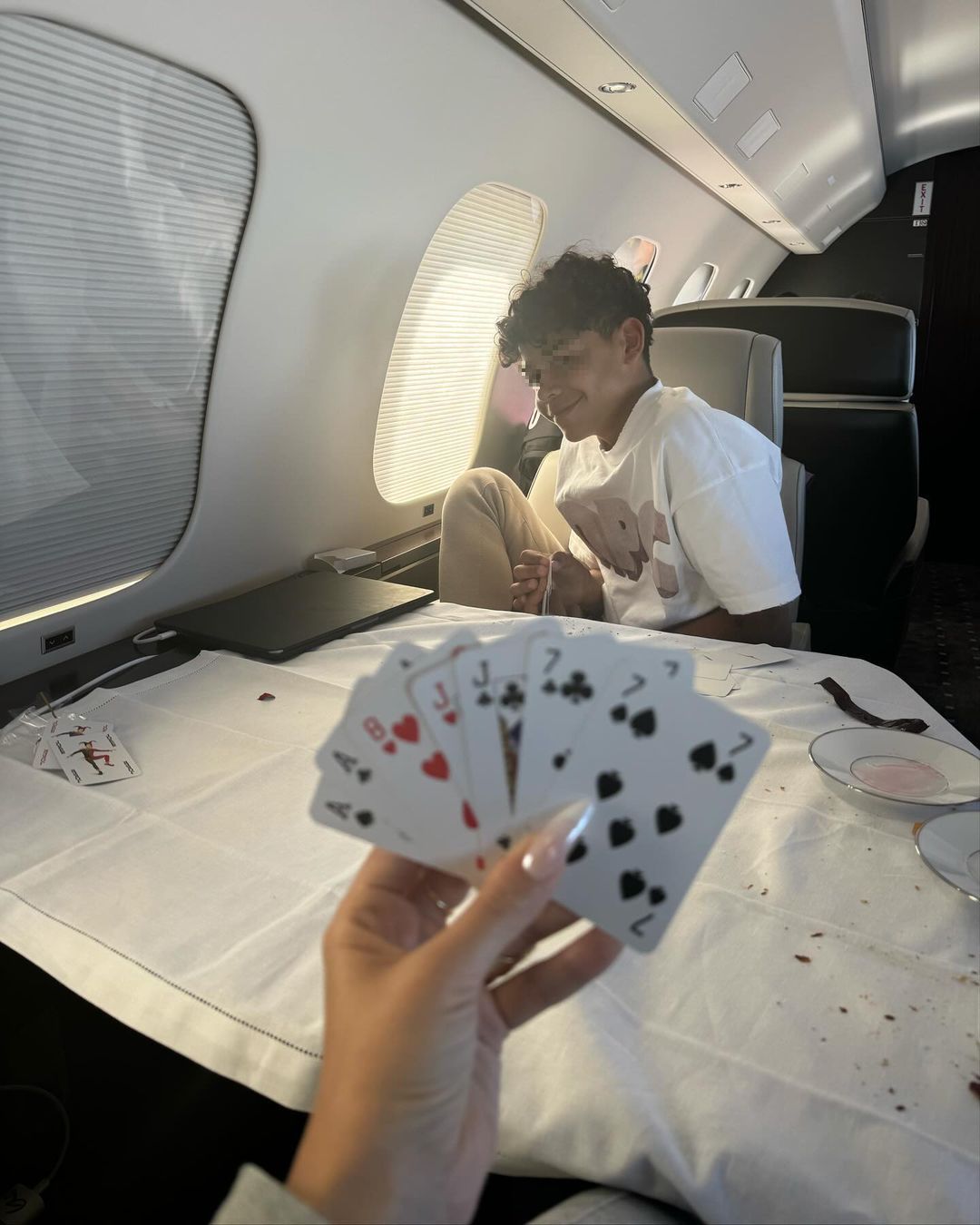 georgina rodriguez entretiene hijos avion privado cartas