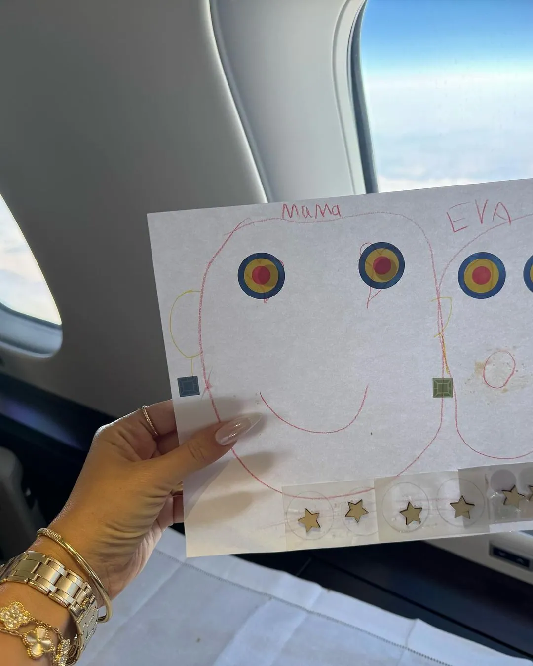 georgina rodriguez entretiene hijos avion privado dibujos