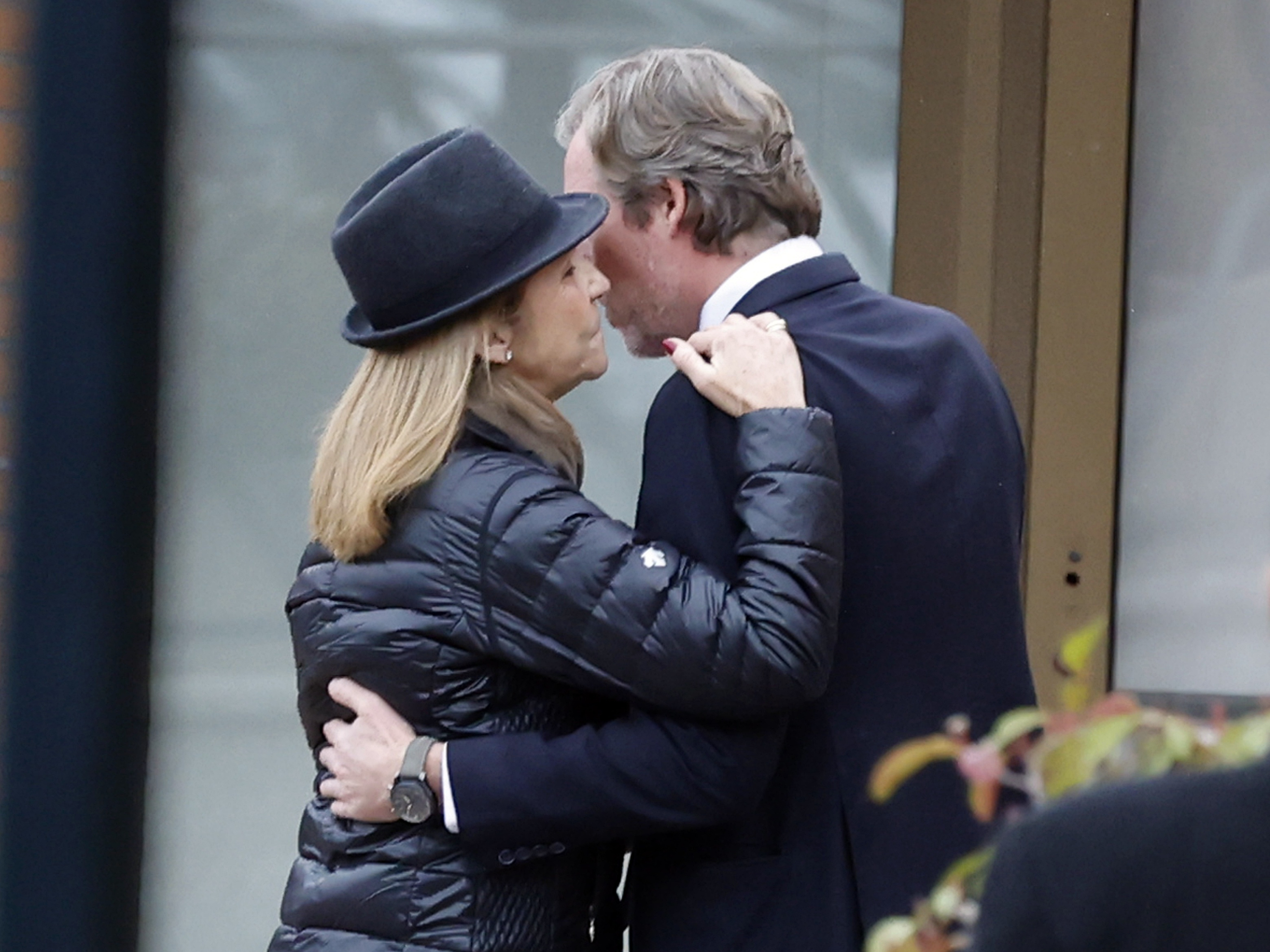 La infanta Elena junto a Beltrán Gómez Acebo en la capilla ardiente de Fernando Gómez-Acebo, en el Tanatorio Parcesa La Paz, a 02 de Marzo de 2024, en Alcobendas, Madrid (España).