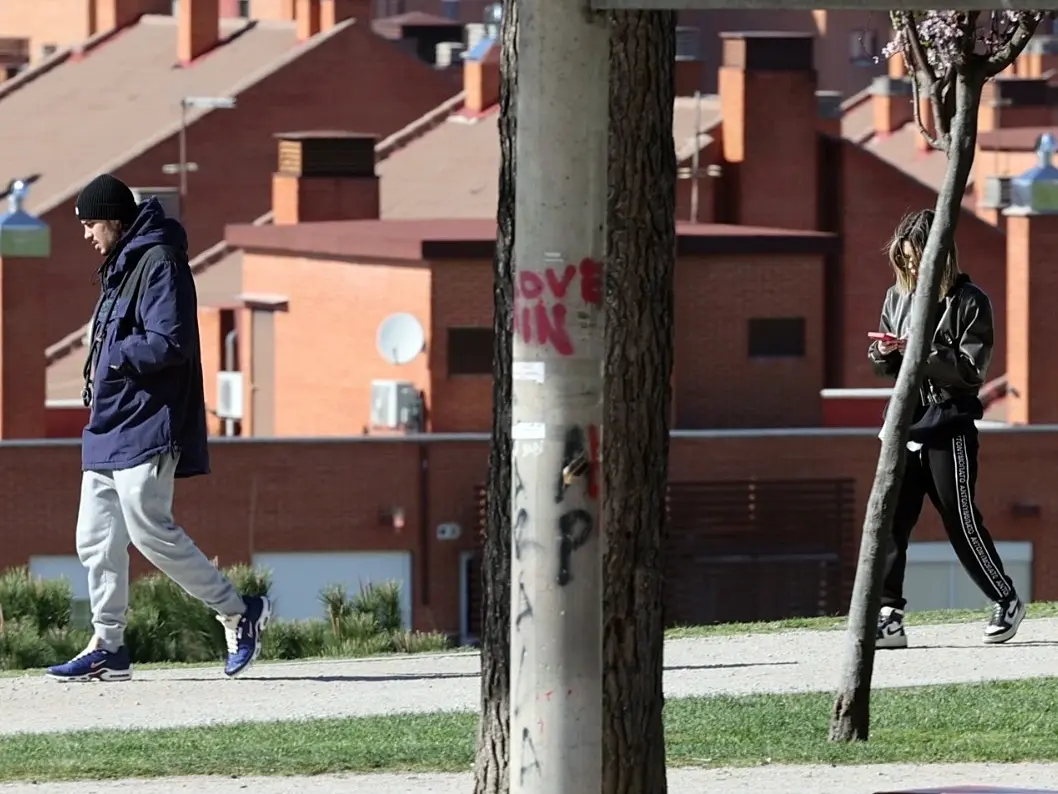 Carlo Costanzia y Alejandra Rubio, paseando en el parque con la perra de él.