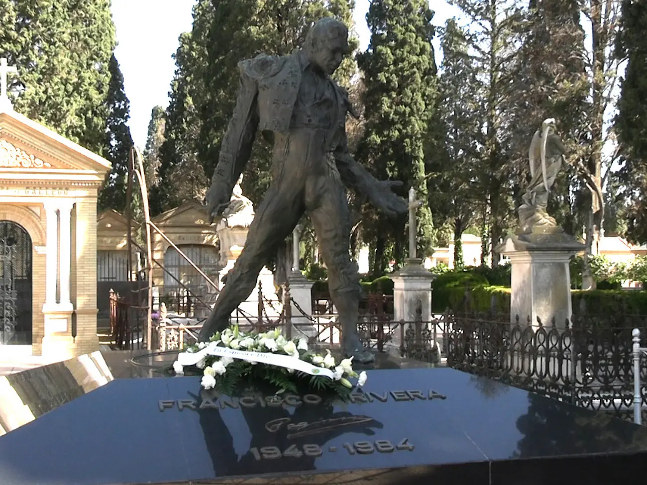 Isabel Pantoja ha enviado un centro de flores en su nombre y en el de Kiko al mausoleo de Paquirri en su 76 cumpleaños. Foto: EP