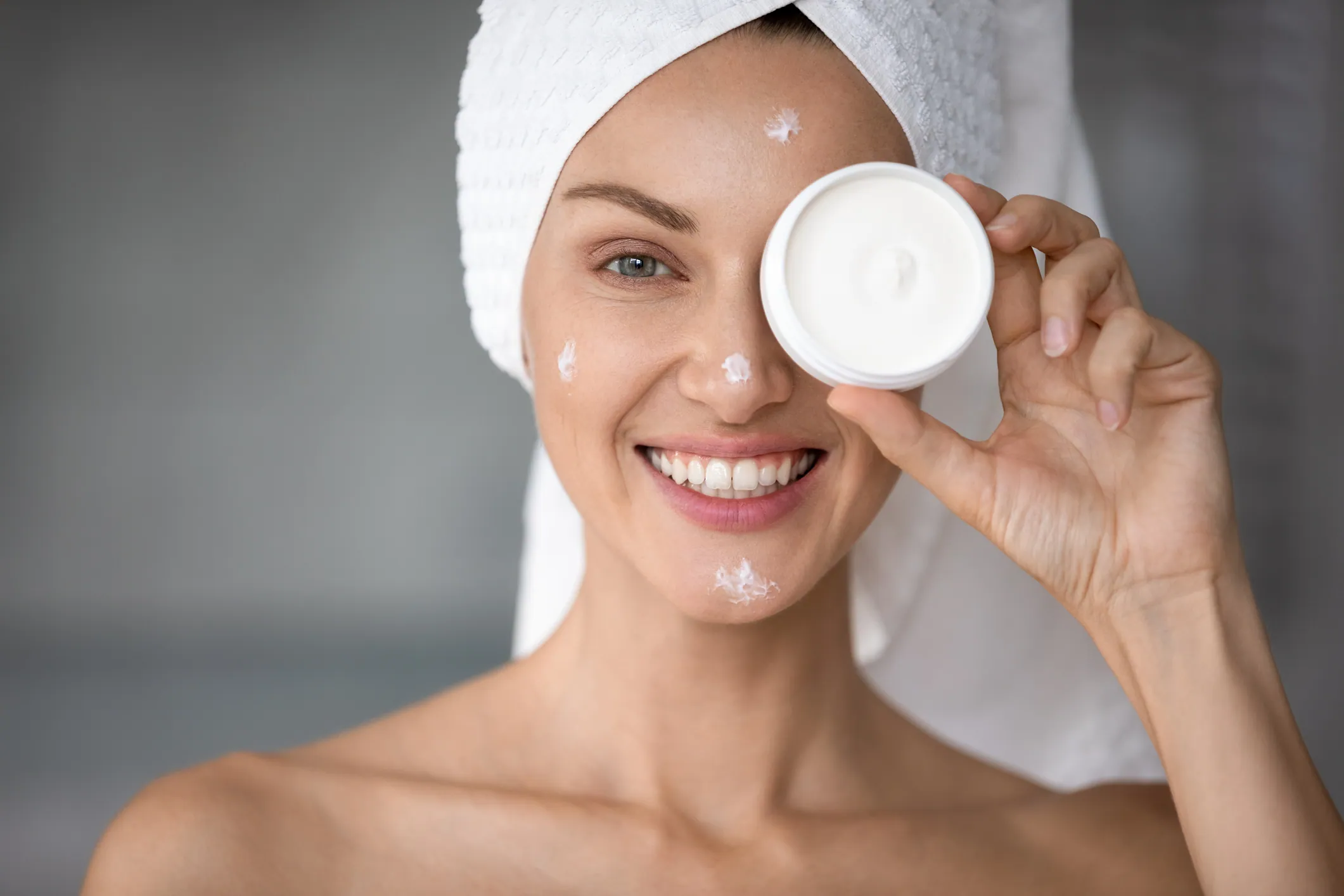 Crema facial rica en péptidos y ácido hialurónico, ideal para hidratar y revitalizar la piel