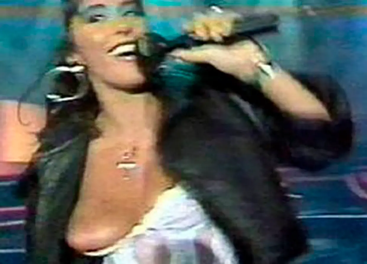 Sabrina cantando 'Boys', en el mítico momento en que el pecho se le sale del top.