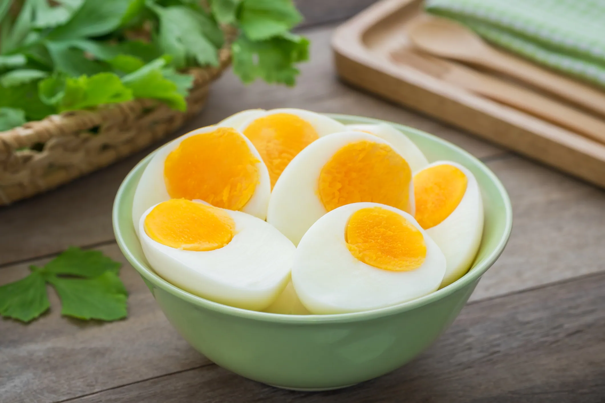Puedes agregar un par de huevos duros al final de la cocción para dar una dimensión adicional de textura y sabor.