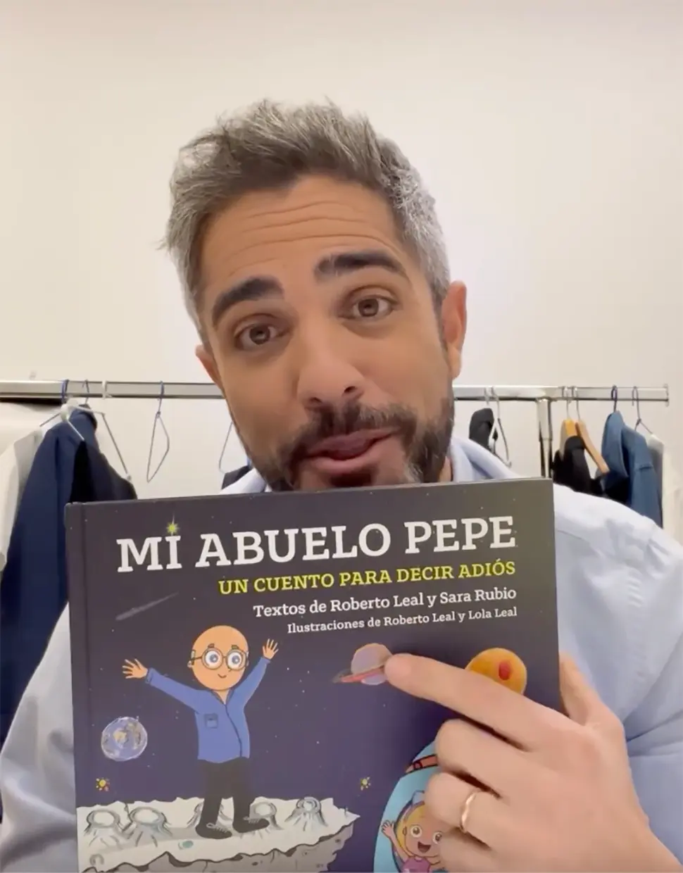 Roberto Leal mostrando el cuento 'Mi abuelo Pepe'.