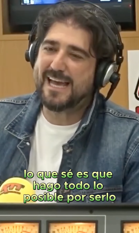 Antonio Orozco en una entrevista de radio.