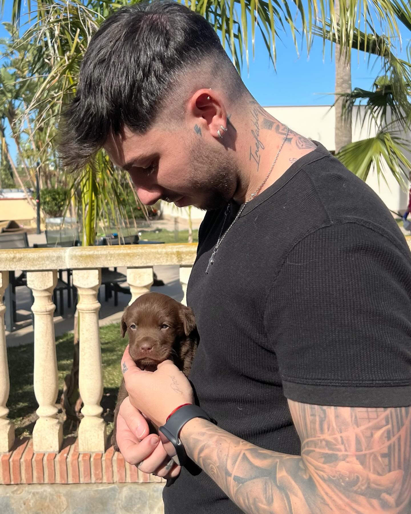 Rocío Flores con su perrita Roma.