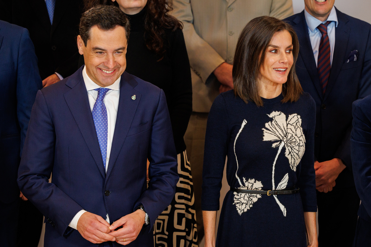La reina Letizia junto al presidente andaluz, Juanma Moreno.