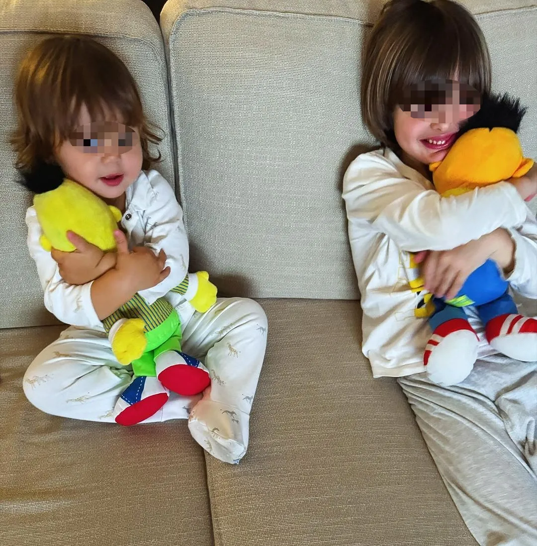 Marieta y el hijo mediano de Ion Aramendi juntos en el sofá (Instagram)