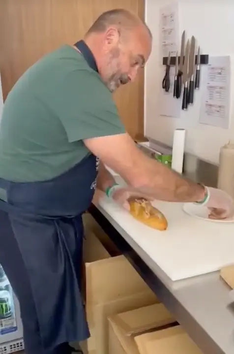 Ginés Corregüela en su bocadillería.