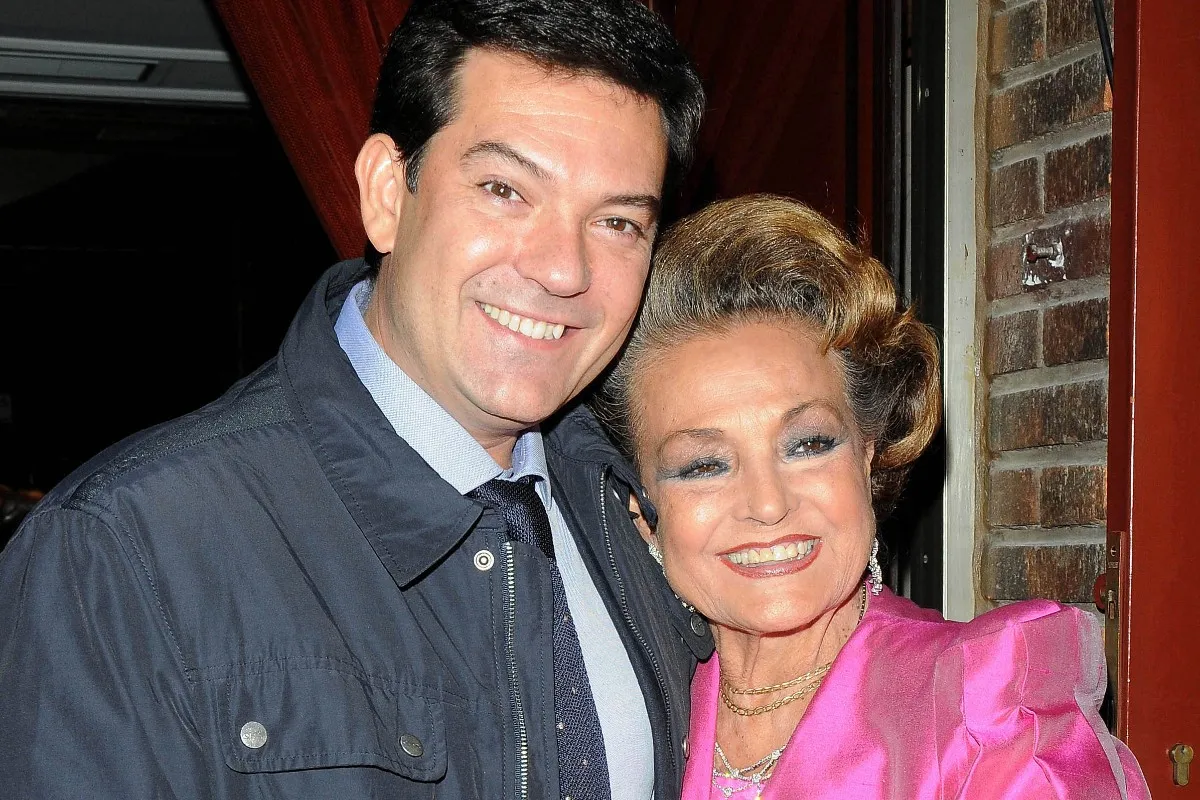 Augusto Algueró Jr. abrazado a su madre, Carmen Sevilla.