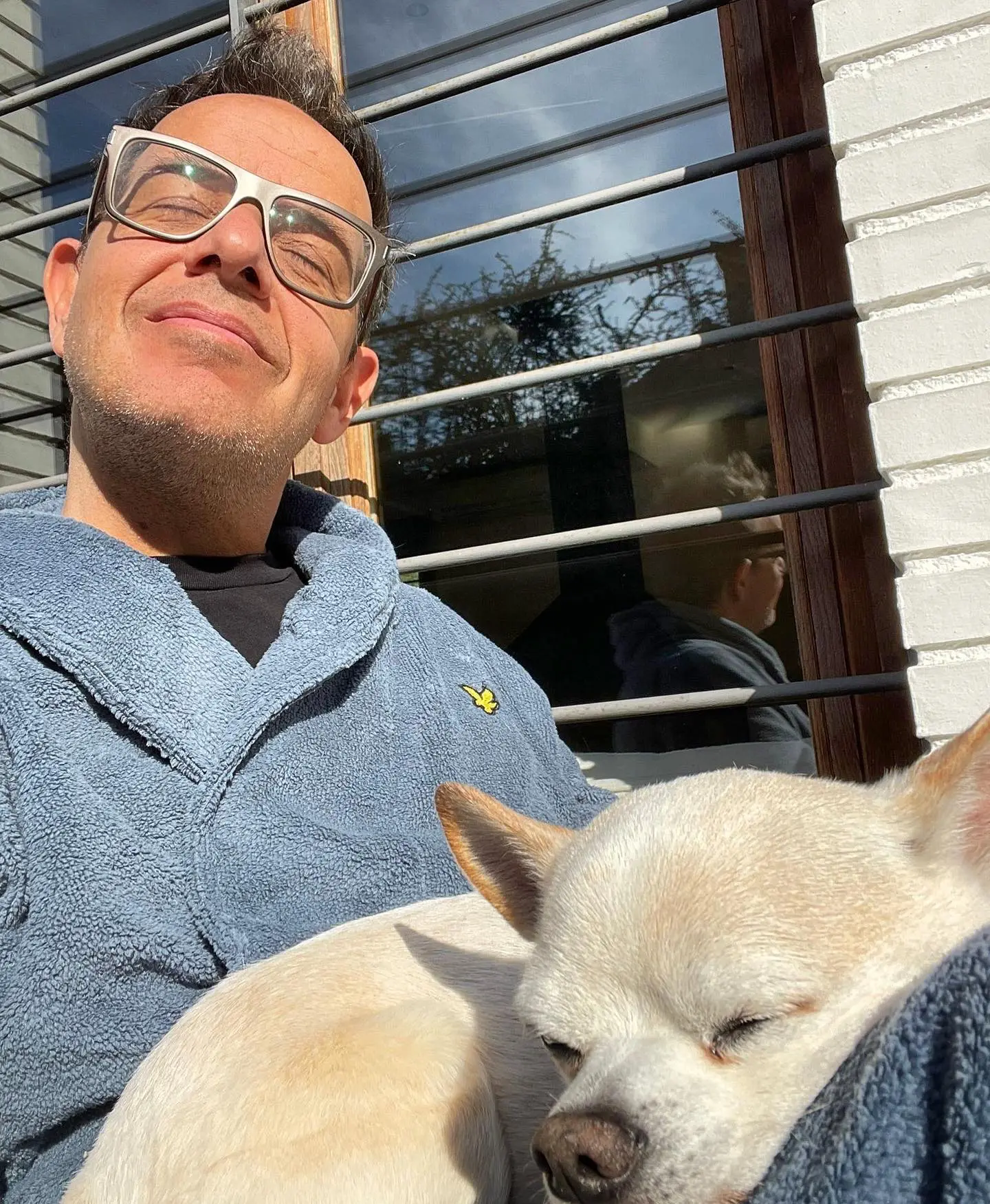 Ángel Llàcer con su perrito.