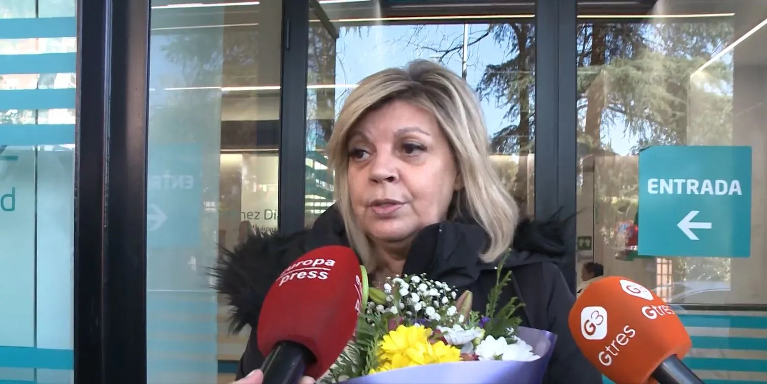 Terelu abandona el hospital con un ramo de flores.