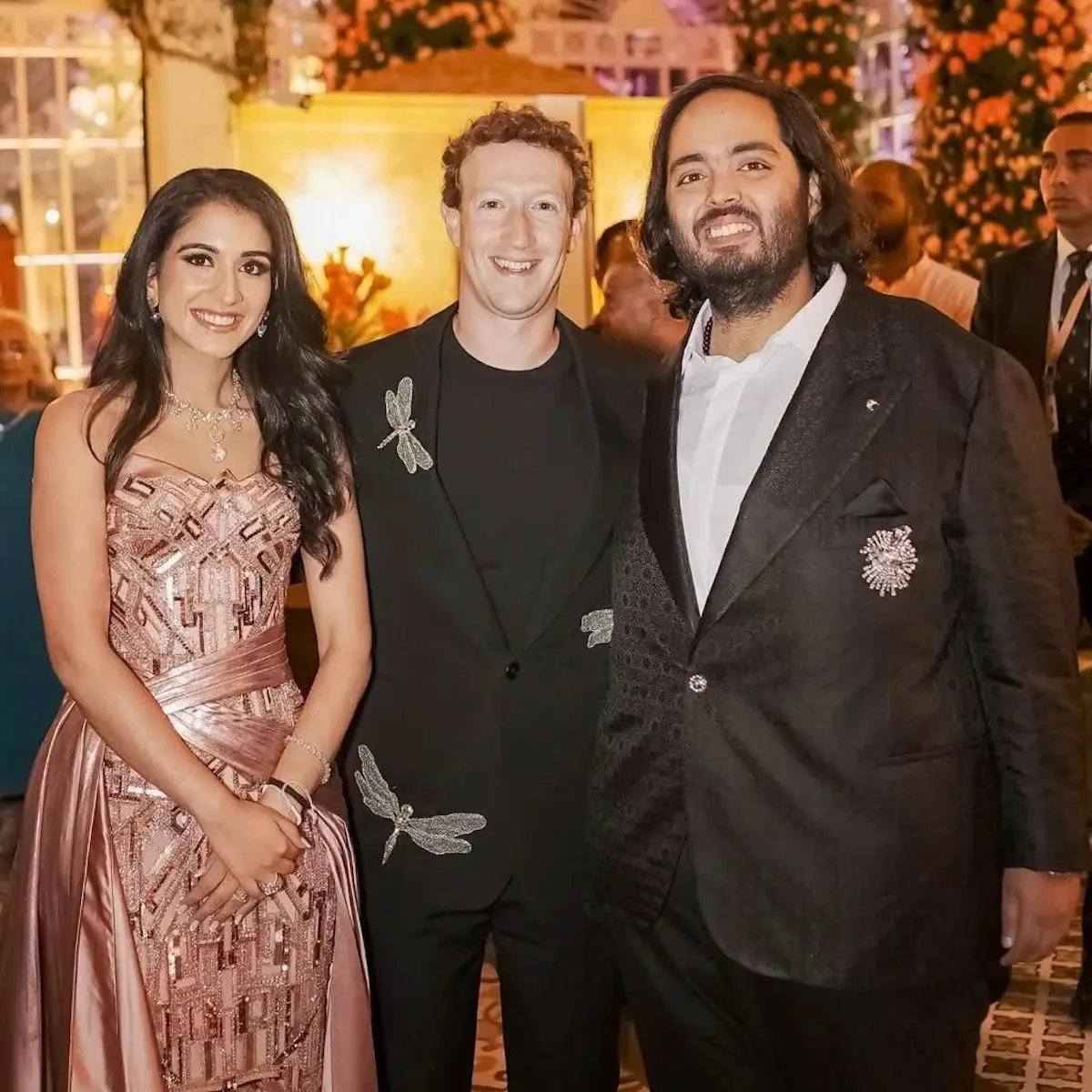 Marz Zuckerberg con los novios.