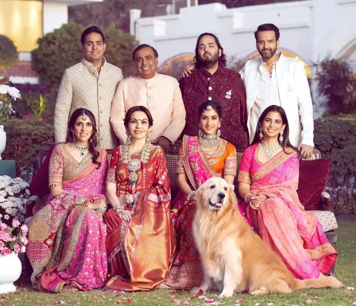 La familia de Anant y a su nuera Radhika