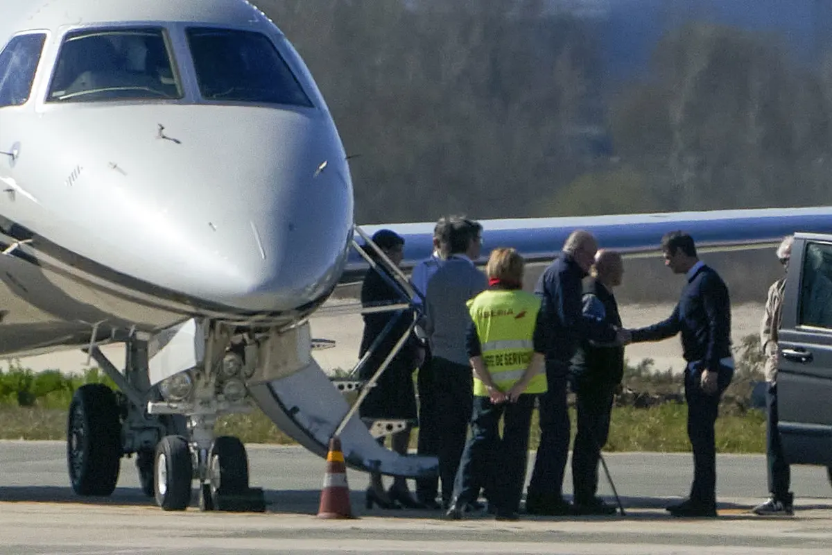 El rey emérito a su llegada en jet privado en Sanxenxo en marzo de 2024.