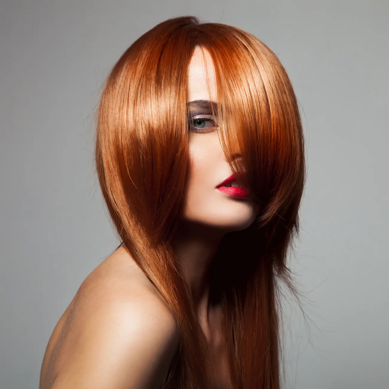 Modelo de belleza con el pelo largo rojo brillante ideal