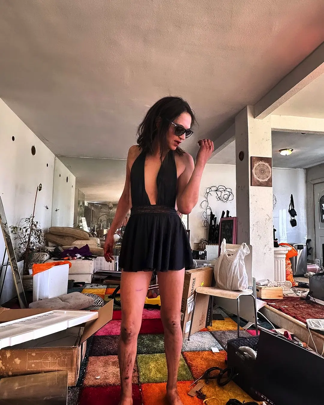 Camilo Blanes en una imagen en casa con un vestido, peluca y gafas de sol