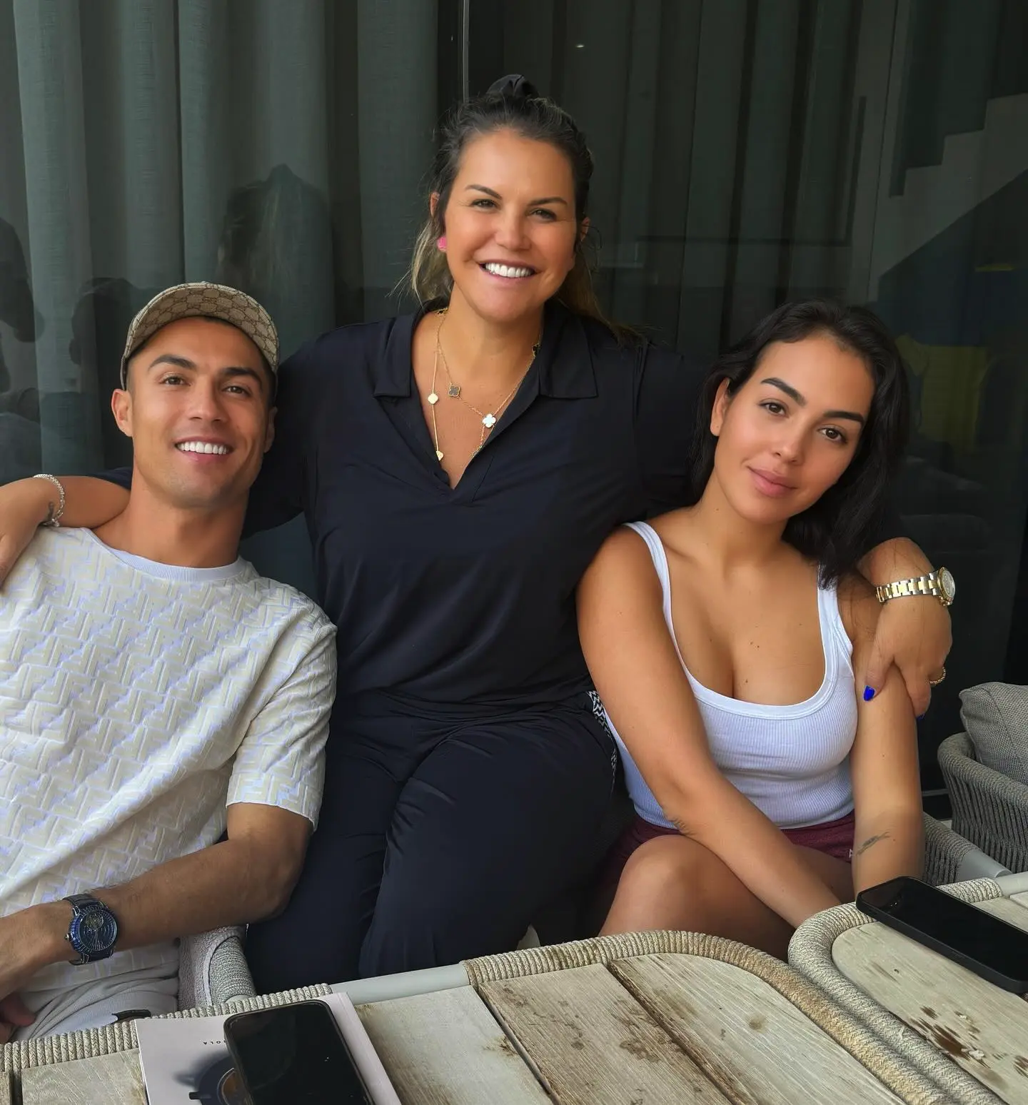 Cristiano con su hermana Katia Aveiro y Georgina