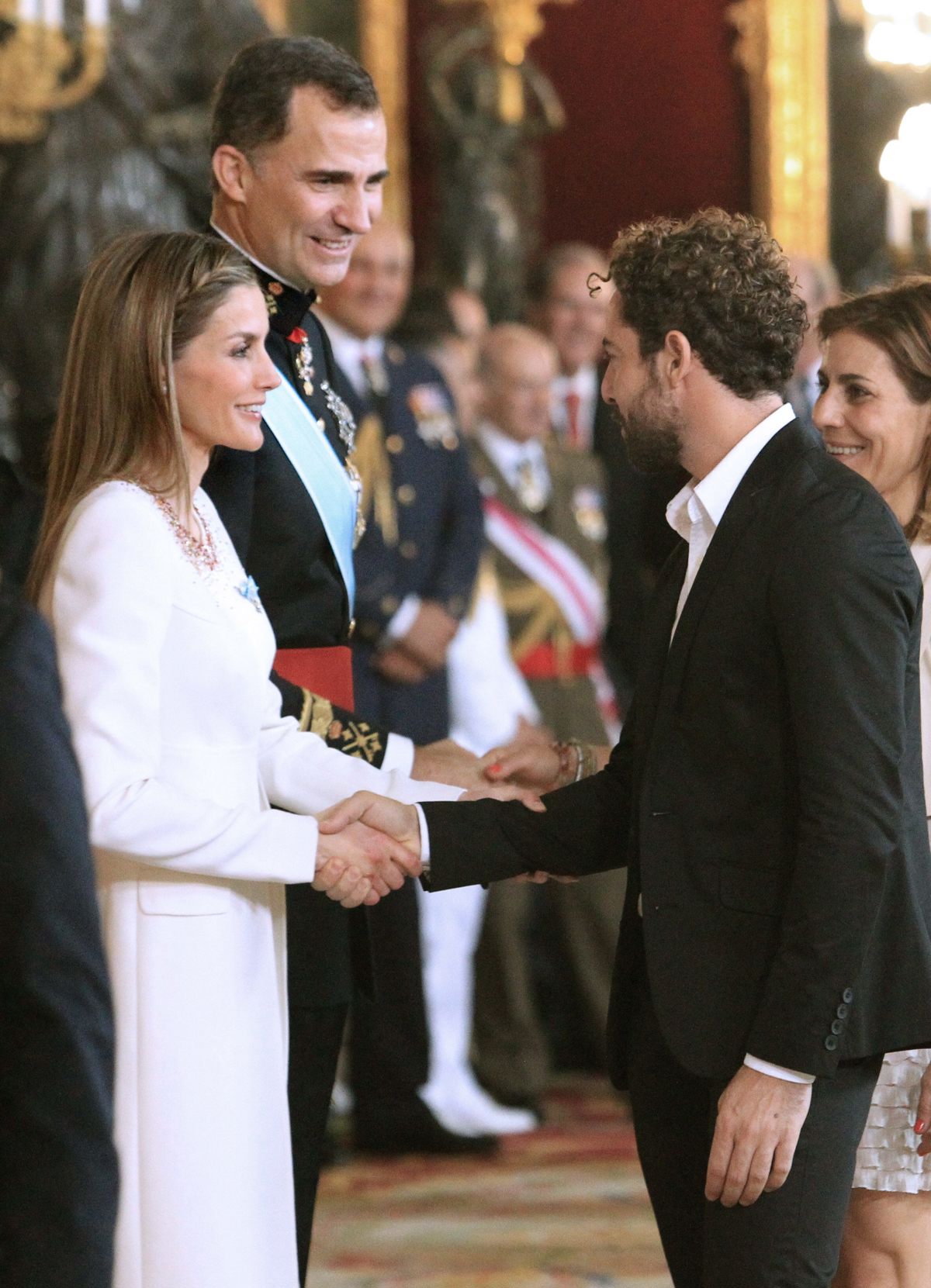 Los Reyes Felipe VI y Letizia saludan al cantante David Bisbal, en la recepción a los representantes instucionales en el Palacio Real con motivo de la proclamación del rey