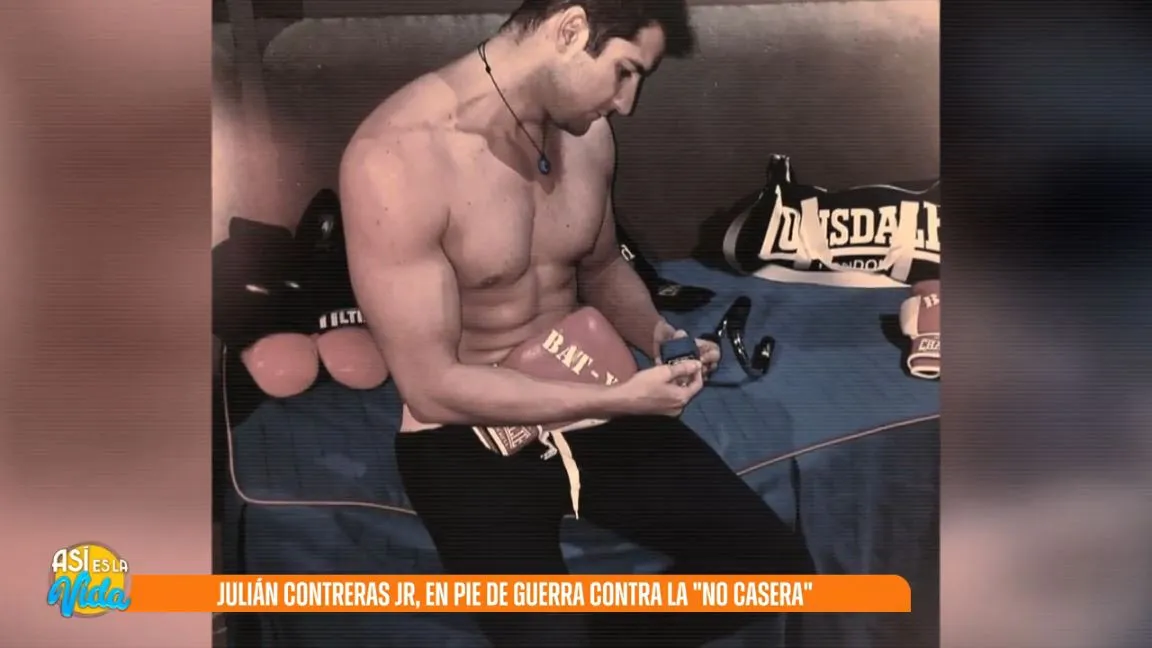 Julián Contreras, sin camiseta.