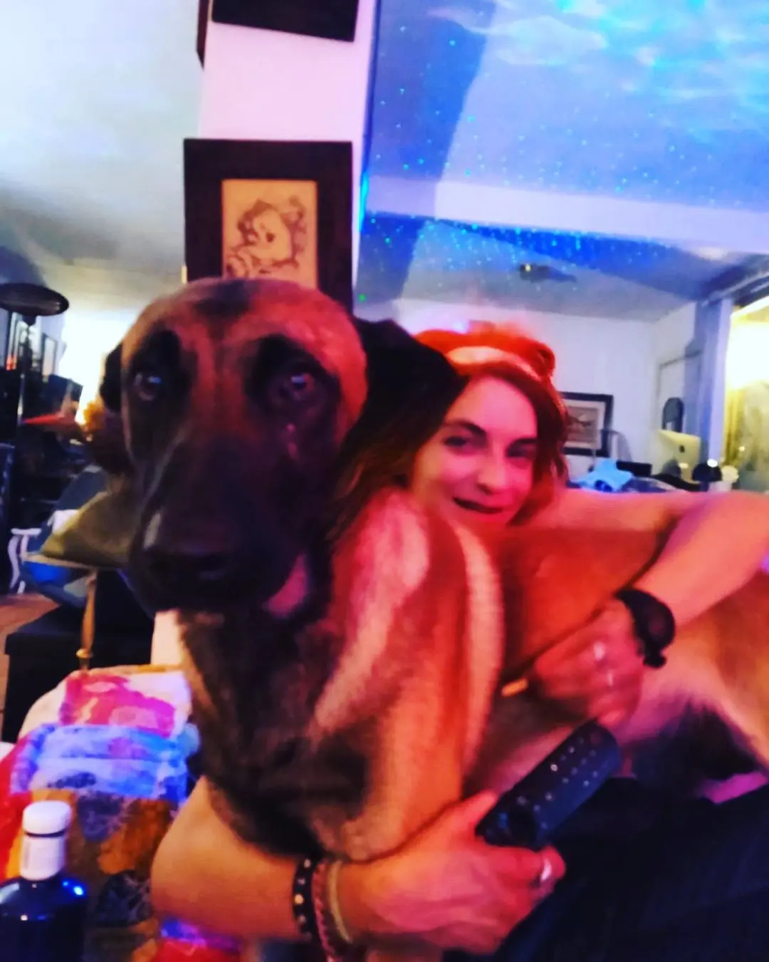Camilo Blanes con el perro de un amigo en su casa