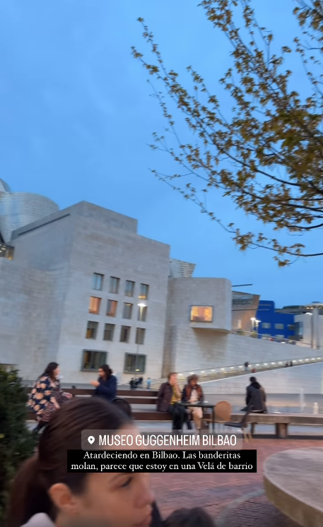 Jessica y Luitingo disfrutando de la tarde al lado del Museo Guggenheim, de Bilbao.