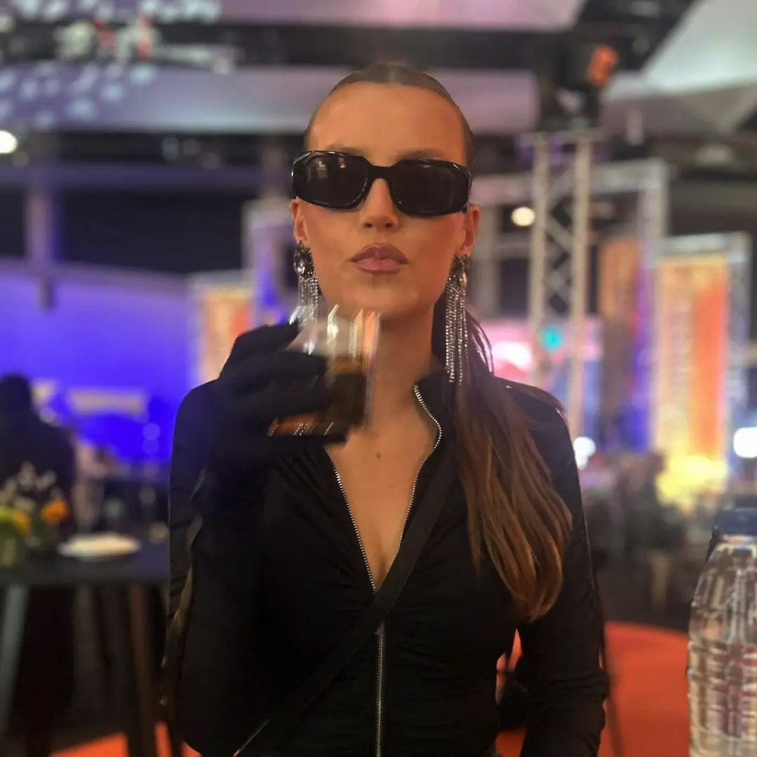 Anna Barrachina, la hija de Escassi, en una imagen de redes con gafas de sol