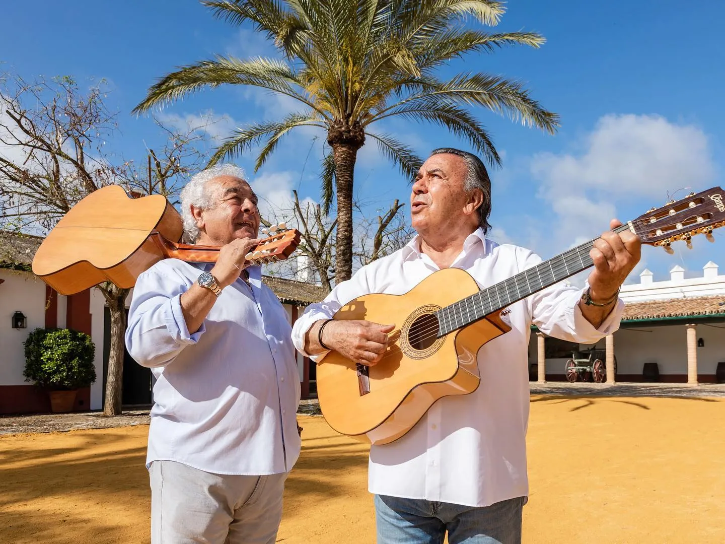 los de río cantando con guitarras