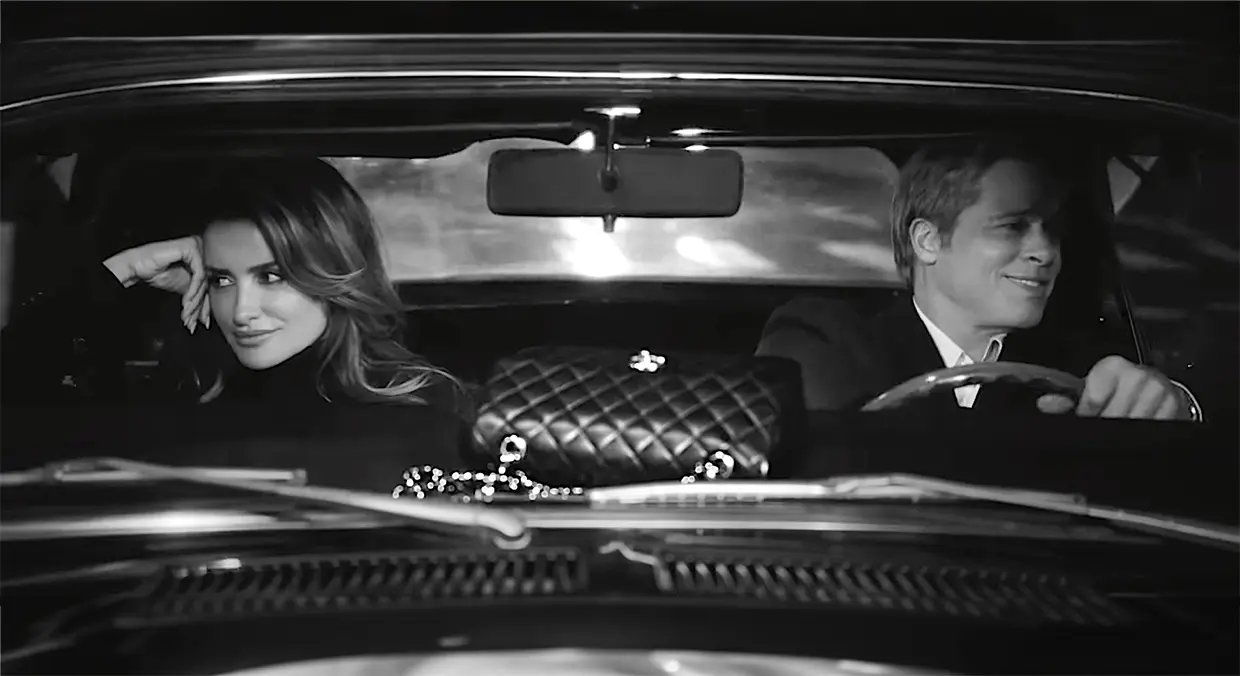Penélope Cruz y Brad Pitt en un coche durante el corto.