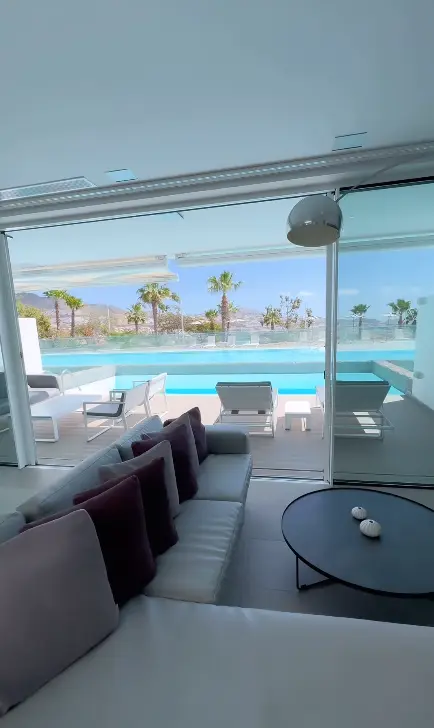 Mar Flores enseña el hotel donde se ha alojado en Tenerife