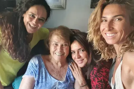 Olga Moreno, muy feliz con su familia.