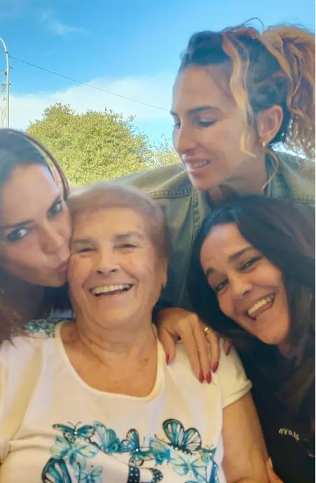 Olga Moreno, muy feliz con su familia.