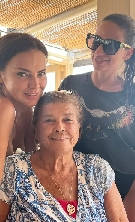 Olga Moreno, muy feliz con su familia.